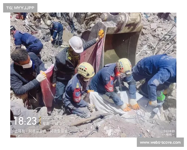 温情时刻，两队球员赛前为地震灾区募捐