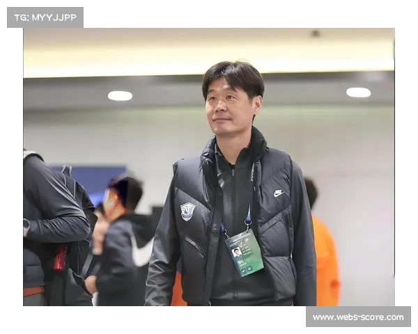 青岛海牛官方宣布主帅李霄鹏离任，曾带队成功保级